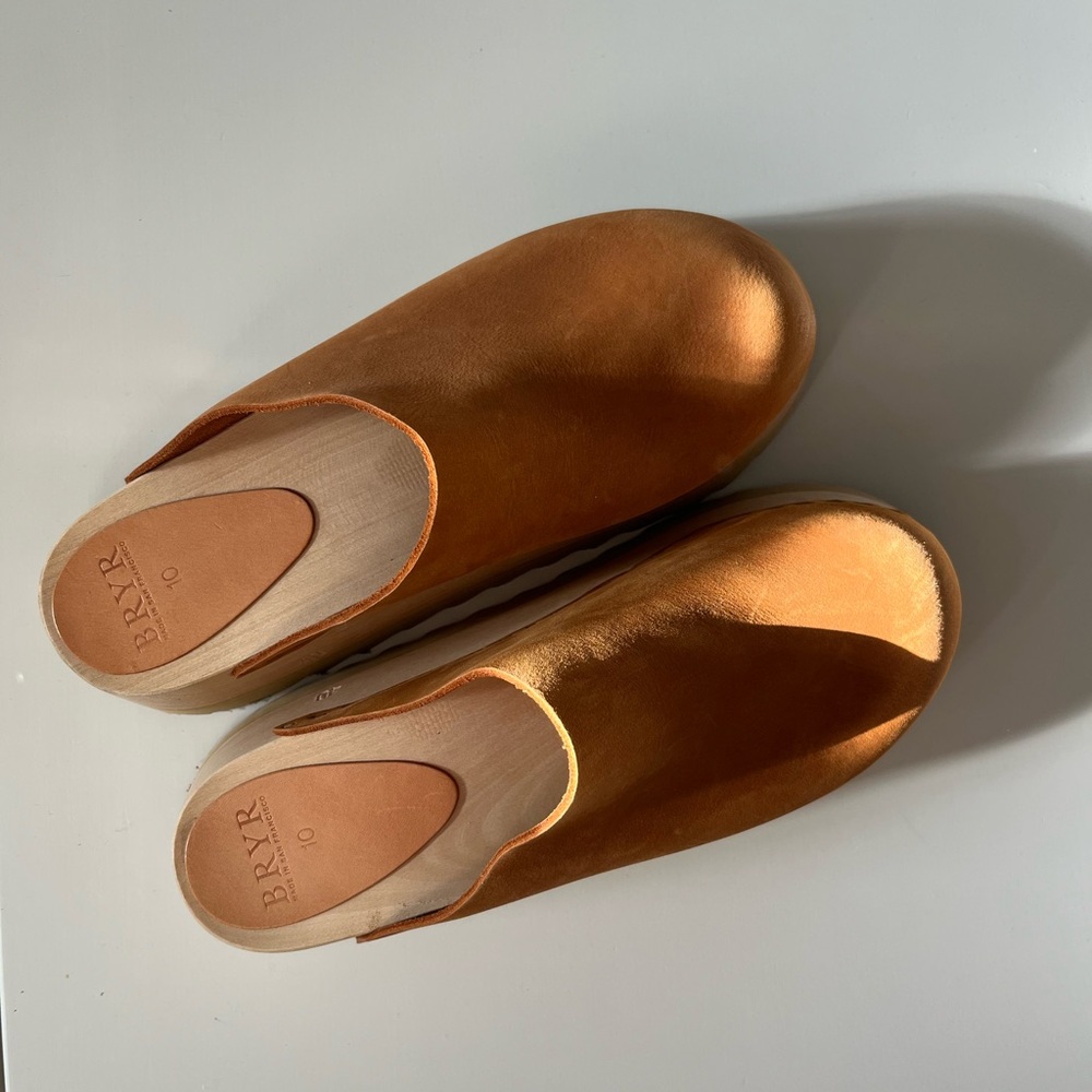Bryr “The Chonk” clog in tan nubuck